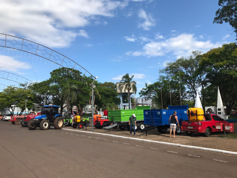 ASSOCIAÇÕES RECEBEM EQUIPAMENTOS AGRÍCOLAS